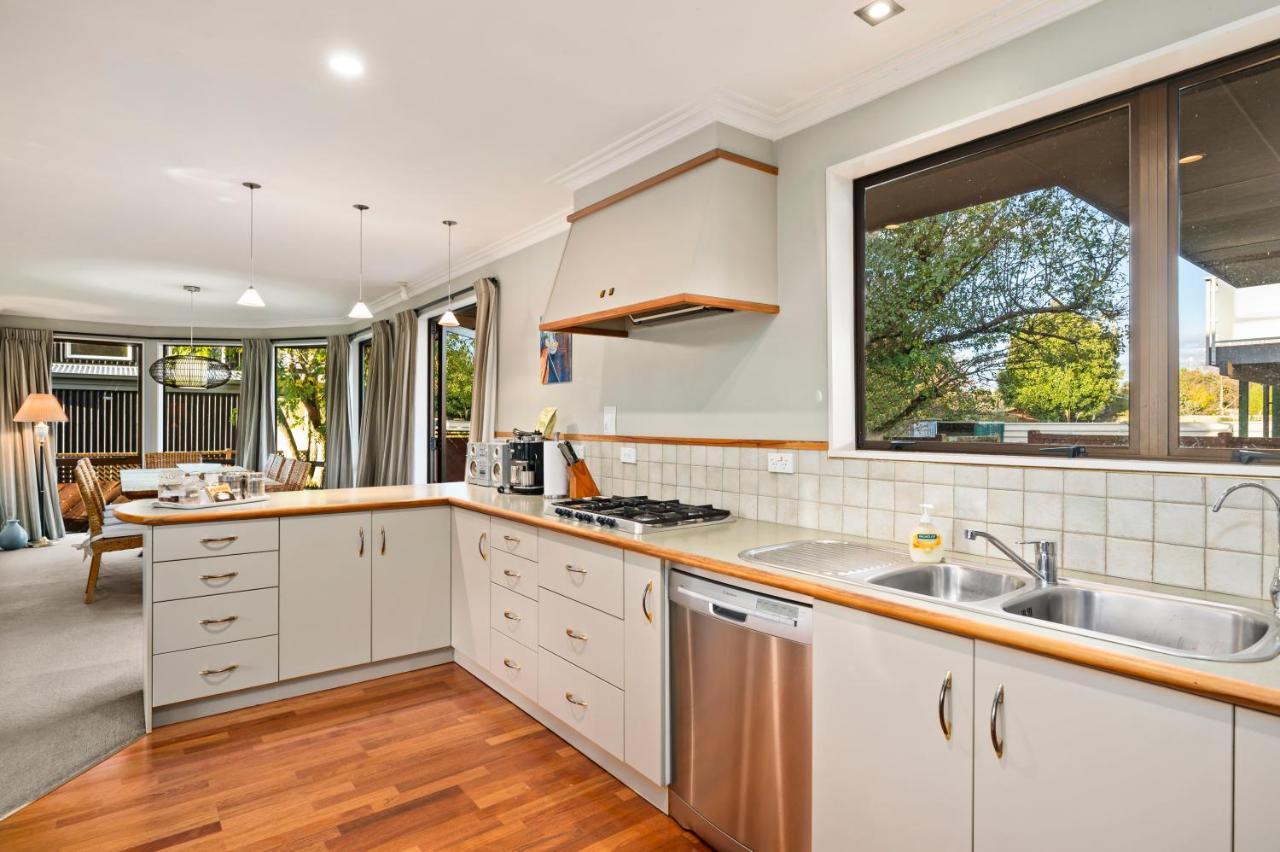 Taupo Escape - Rainbow Point Holiday Home Экстерьер фото